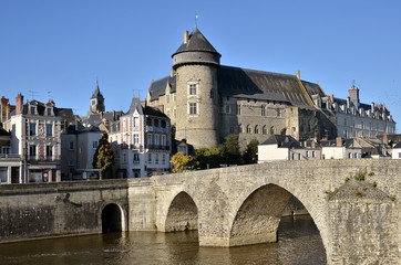 Fototapeta na wymiar Rzeki Mayenne w Laval we Francji