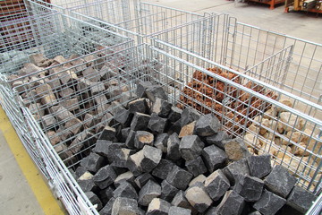 Granitsteine auf einer Palette