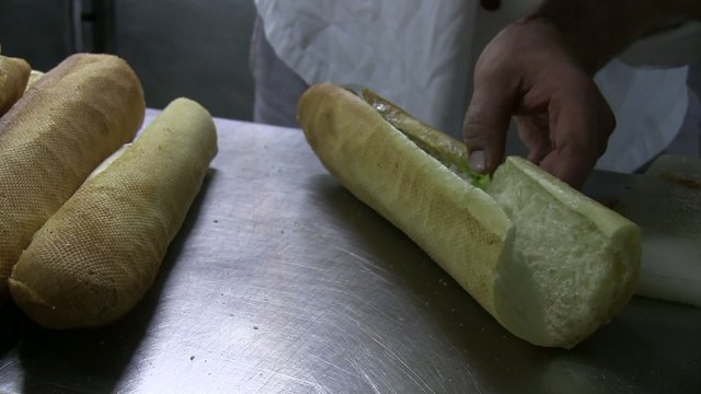 pr&eacute;paration d'un sandwich