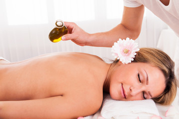 Obraz na płótnie Canvas Kobieta relaksu w salonie spa