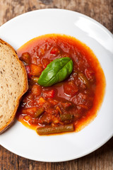 Gulasch in einem weißen Teller