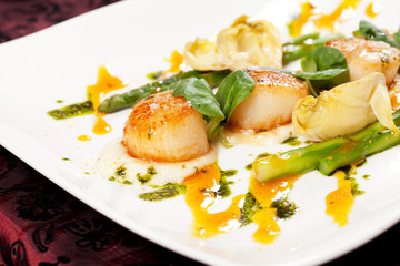 Baked scallops with asparagus
