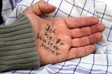 Demenz Erinnerung an eigenen Namen in Hand