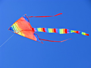Красочный воздушный змей в голубом небе