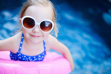 Fototapeta na wymiar Dziewczynka na basenie