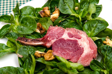 Rosa Lammkotelett auf Feldsalat