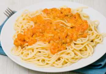 Spaghetti with prawns in a creamy sauce