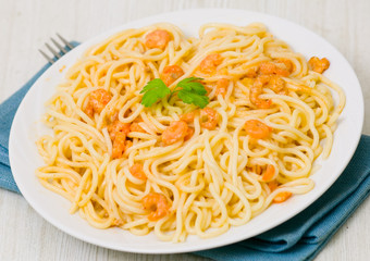 Spaghetti with prawns in a creamy sauce