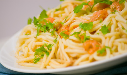 Spaghetti with prawns in a creamy sauce