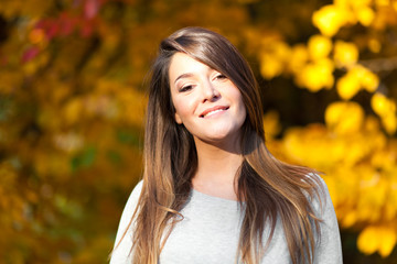 Fototapeta premium Beautiful woman in an autumn park