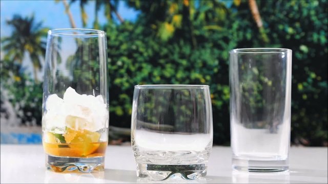 Zubereitung von Cocktails an der tropischen Strandbar