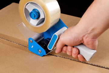 Packaging tape dispenser