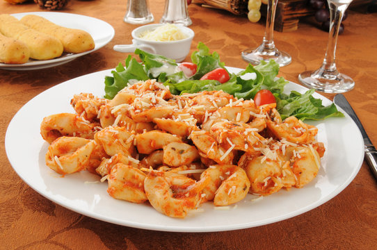 Cheese tortellini with salad