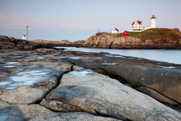 Fototapeta na wymiar Nubble Lighthouse o zachodzie słońca, Maine, USA