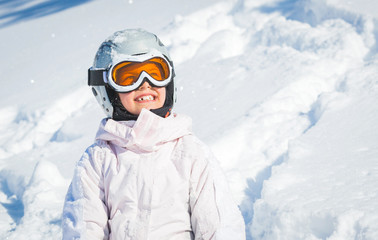 Fototapeta na wymiar Urlop zimowy, dziewczyna ski