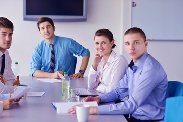 Fototapeta na wymiar ludzi biznesu w spotkaniu w urzędzie
