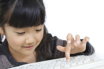 パソコンをする子供
