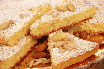 Fototapeta na wymiar Torta CON mandorle E pinoli (tort z migdałów i orzeszków piniowych)