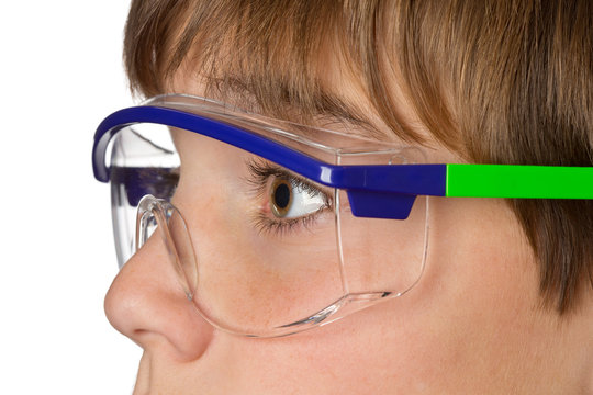 Jugendlicher mit Schutzbrille - Arbeitsschutz