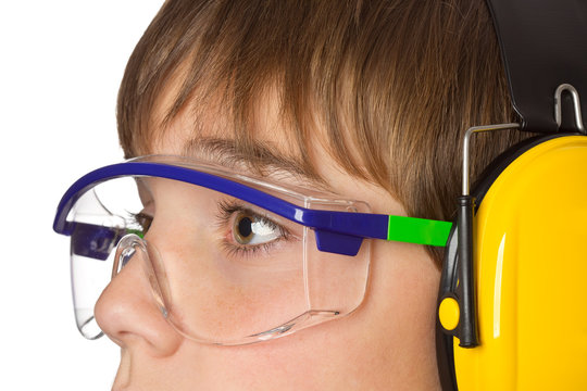 Jugendlicher mit Schutzbrille und Gehörschutz - Arbeitsschutz