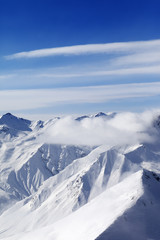 Fototapeta na wymiar Śnieżne góry w chmurach
