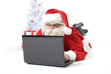 Weihnachtsmann arbeitet am Laptop