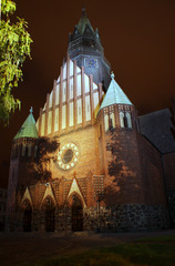 Portal gotyckiego kościoła nocą w Poznaniu