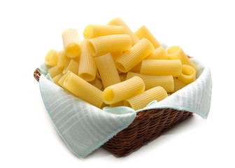 Cestino con maccheroni crudi