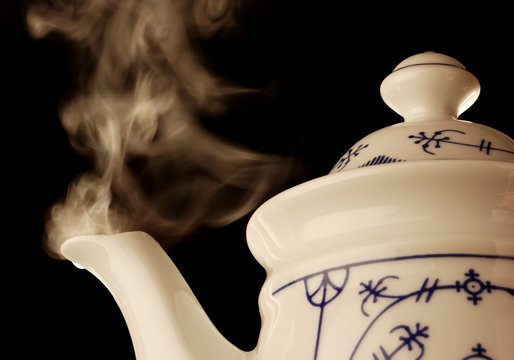 Dampfende Teekanne