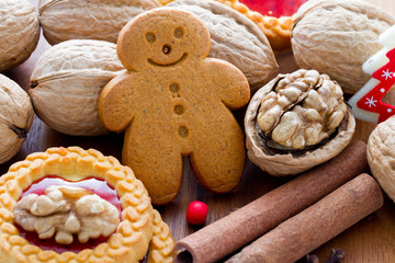 Fototapeta na wymiar Gingerbread man - ciasteczka świąteczne i orzechy