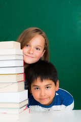 schulkinder mit einem stapel bücher