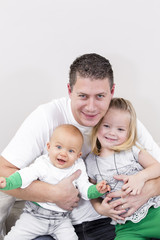 vater mit zwei kindern