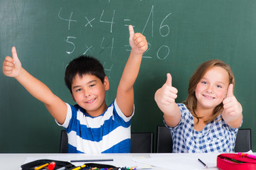 erfolgreiche schüler zeigen daumen hoch
