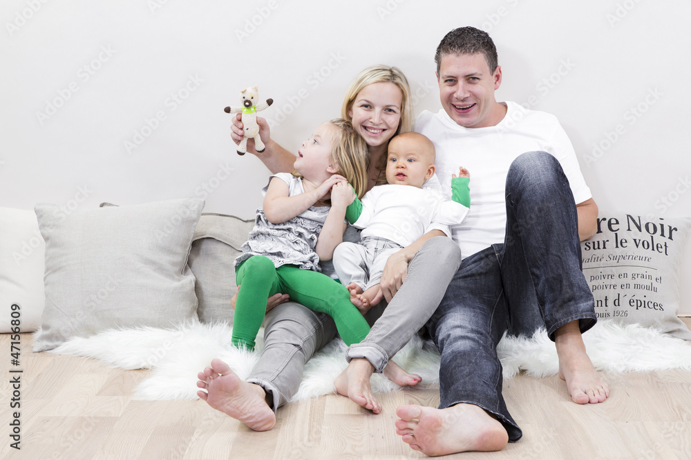 Wall mural junge familie mit zwei kindern