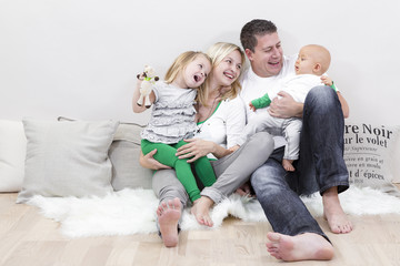 junge familie mit zwei kindern