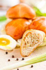 Пирожок с капустой и яйцом