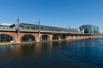 Naklejka na ściany i meble Stacja kolejowa (S-Bahn) Jannowitzbrücke. Berlin