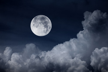 Obraz na płótnie Canvas nocne niebo z księżycem i chmury