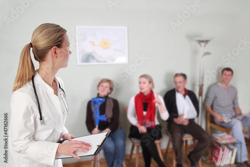 "Ärztin im Wartezimmer mit Patienten" Stockfotos und