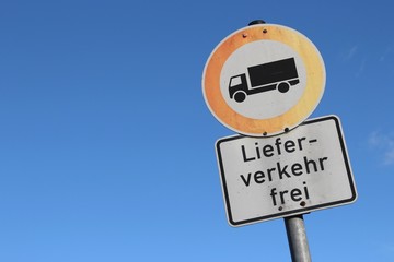 Deutsches Verkehrszeichen: Verbot für Kraftfahr­zeuge über 3,5 t/ Lieferverkehr frei