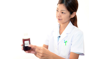 薬の説明をする薬剤師