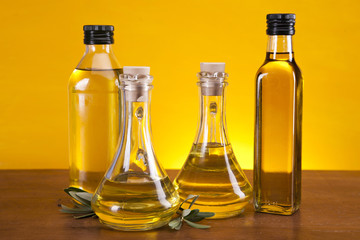 Obraz na płótnie Canvas Olive oil and olives