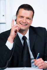freundlicher kundenberater  telefoniert