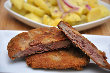Panierte Leber mit Kartoffelsalat