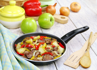 Chicken liver stewed with peppers and apples
