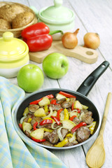 Chicken liver stewed with peppers and apples