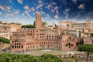 Fototapeta na wymiar Starożytne Ruiny Imperial Forum w Rzymie, Via dei Fori Imperiali