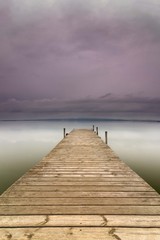 embarcadero de madera en el lago