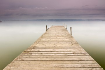 Fototapeta na wymiar drewniane molo na jeziorze