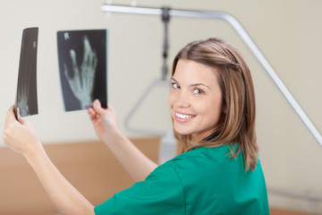 &auml;rztin mit r&ouml;ntgenbild